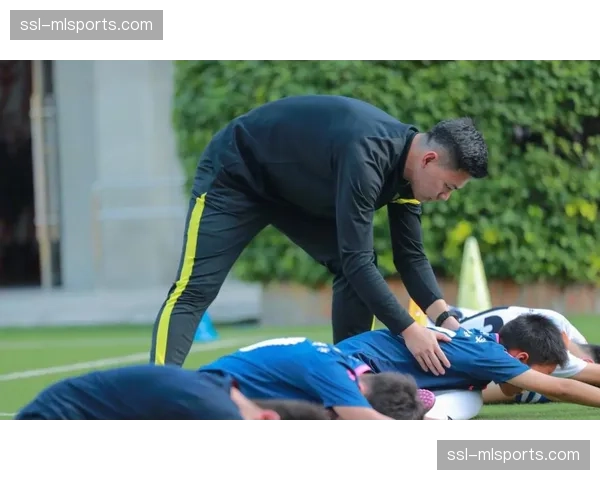 体能分配成为高压逼抢战术执行难点，比赛后期防线漏洞易被对手利用